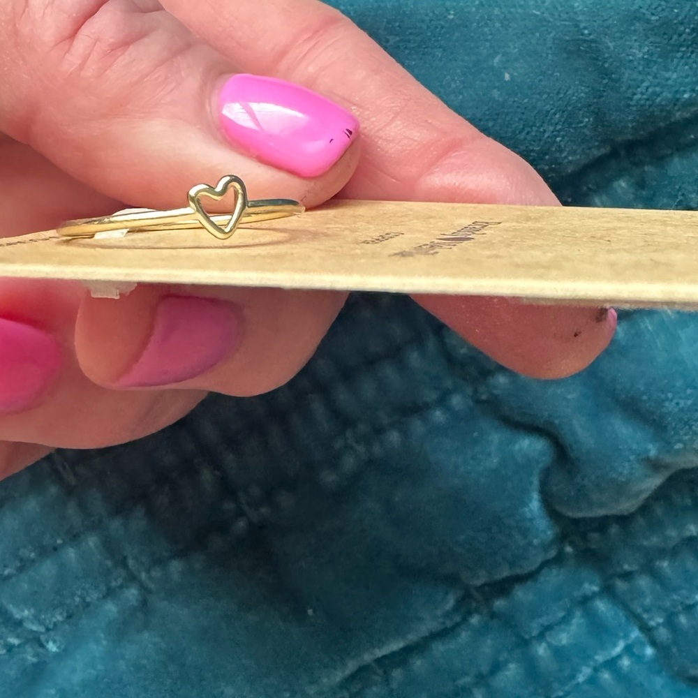 BRANDY MELVILLE heart ring - simple and chic! 💛pair with others or wear alone💛!!